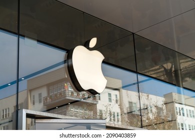 December, 12th, 2021 - Austin , Texas , USA:  The Apple Store During A Busy Holiday Season Outside Of The Urban Residential Shopping District Called The Domain Window Reflections 