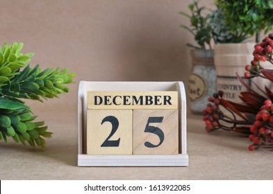 December 25, Vintage Natural Calendar Design With Number Cube.