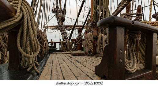 DECK OF A SAILBOAT WITH CENTRAL MAST AND ROPES
