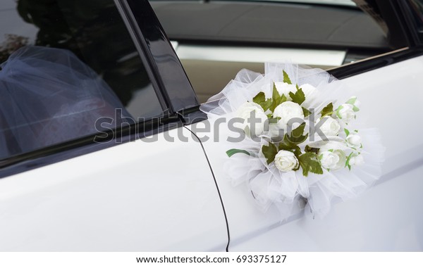 Decor\
from artificial flowers for the white wedding\
car