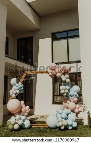 decor with balloons of blue , pink collars with text oh, baby
