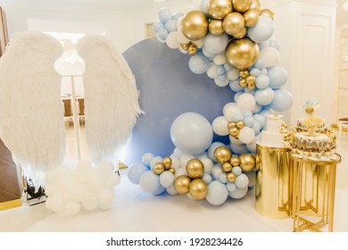 decor with balloons of blue , white and gold collars