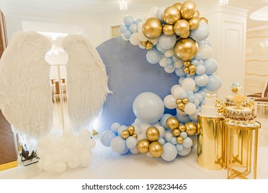 Decor With Balloons Of Blue , White And Gold Collars