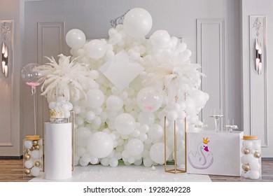 decor with balloons of white collar