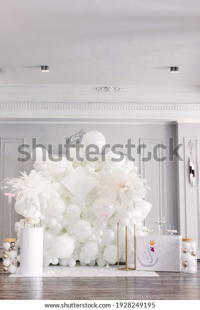 decor with balloons of\
white collar