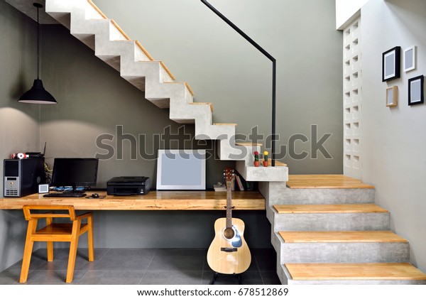 Die Treppe Im Loft Stil Ist Mit Stockfoto Jetzt Bearbeiten