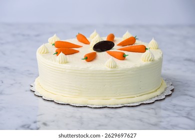 Pastel de zanahoria decorado, con capas de pastel húmedo y condimentado cubierto de queso crema suave glaseado vista lateral de delicioso pastel