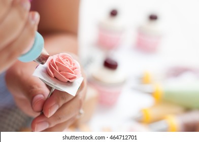 Decorating Cake, Piping Buttercream