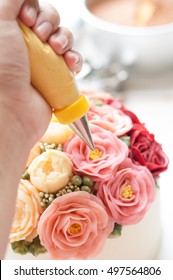 Decorating Cake, Piping Buttercream