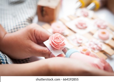 Decorating Cake, Piping Buttercream