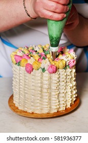 Decorating a cake with Tulip of cream