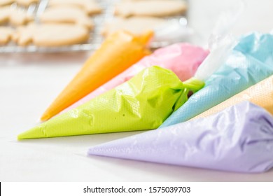 Decorating Easter Sugar Cookies With Rotal Icing.