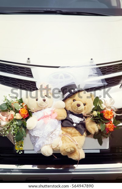 Decoration on the car Wedding Bears. Wedding Bears
on the hood of the
car.
