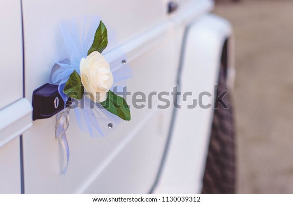 decorative bouquet on a\
wedding limousine