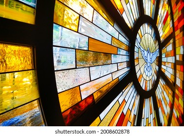 Dekoratives Kirchenfenster mit Taube