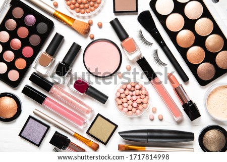 Decorative cosmetics and makeup brushes on a white background, top view Foto stock © 