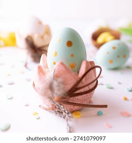 Huevos Pascua decorativos sobre