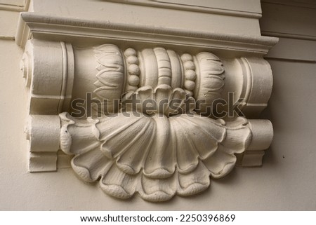 decorative element of the building, beautiful carving.
The cornice is supported by a console - a decorative bracket with a swirl shape. Stucco in a townhouse, elements made of plaster or styrofoam