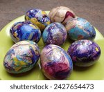 Decorative ester  marble painted eggs  on a  green plate. 