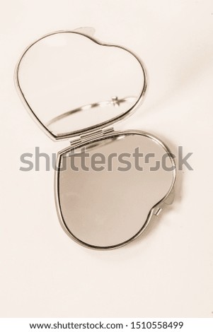 Decorative objects in pairs in the shape of a heart