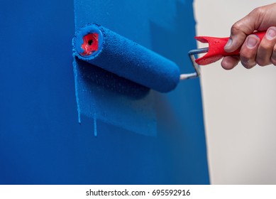 Decorator's Hand Painting Wall With Roller