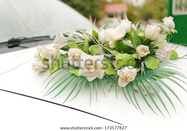 decoratory white roses on car\
bonnet