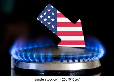 Decreased Gas Supplies USA. A Gas Stove With A Burning Flame And An Arrow In The Colors Of The USA Flag Pointing Down. Concept Of Crisis In Winter And Lack Of Natural Gas. Heating Season.