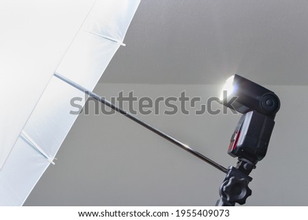 Dedicated tripod flash with white umbrella