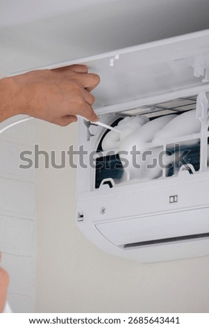 Deep AC Cleaning. Treating the Evaporator with Cleaning Foam.