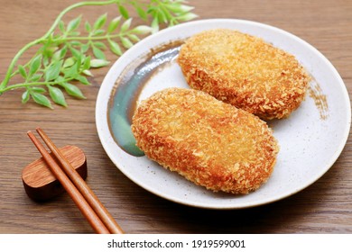 Deep fried food with potatoes and beef as ingredients. Western food unique to Japan. A traditional dish called "Korokke". It is an imitation of the French croquette.