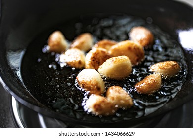 deep fry garlic with oil in black fry pan