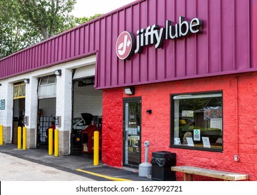 Deer Park, New York, USA - 12 June 2019: Three Bay Doors Are Open Nest To The Waiting Room Of A Jiffy Lube Oil Change Building.