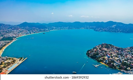 defaulAerial view of Acapulco Bay from the traditional port areat