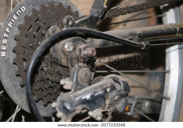 Defocus of bike chain for\
backround.