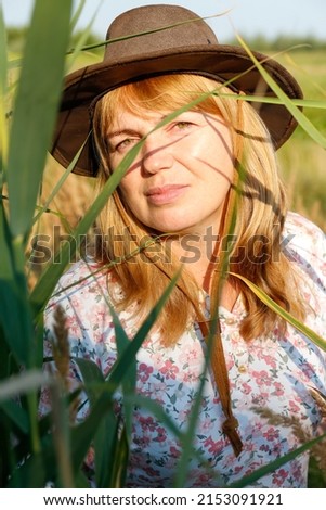 Similar – Junge glückliche Frau, die einen sonnigen Tag in der Natur genießt.