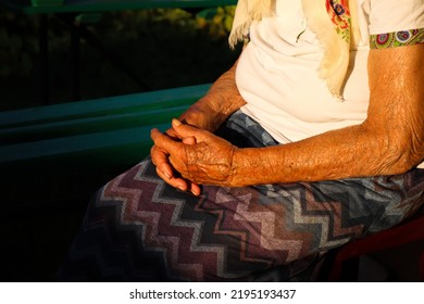 Defocus Very Old Woman Sitting Outside. Female Hand Of 80s Years Woman. Wrinkle Skin, Pain In Bones, Hospital. Copy Space. Out Of Focus.