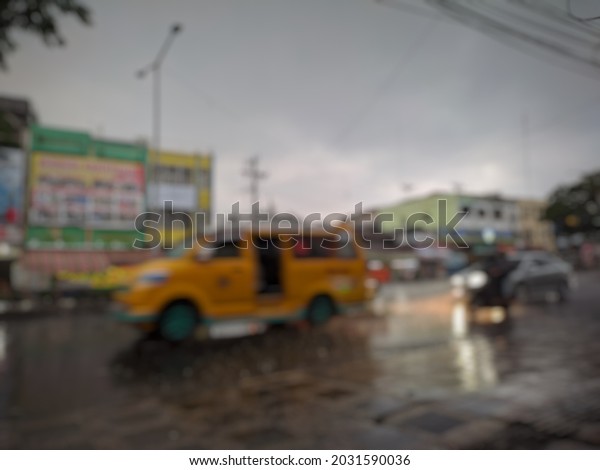 Defocused\
abstract background of city ​​when it\
rains