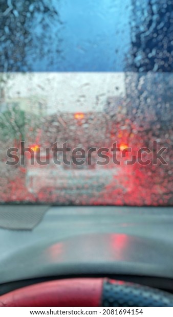 defocused blur background of bokeh photos, car\
windows when it rains with the car in front, suitable for wallpaper\
or background