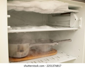 Defrosting the refrigerator freezer with hot water pots