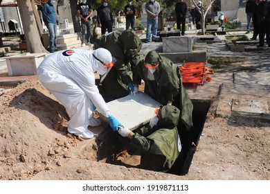 Deir Qanoun En Nahr-Southern government(LEBANON)-February-08-2021:
Cover the grave By the paramedics in their own clothes to prevent the virus 