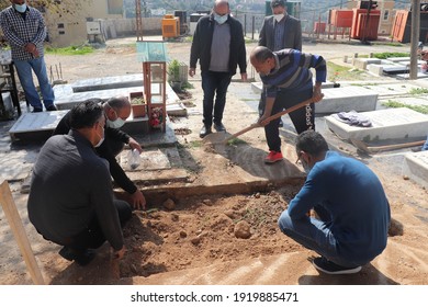 Deir Qanoun En Nahr-Southern government(LEBANON)-February-08-2021:
the final touches on the grave and covering with dirt after the completion of the burial 
man who died after being infected with the 