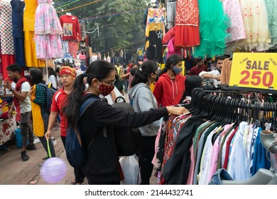 Delhi, India - 10 November 2021, Busy Street Market, Shop At Sarojini Nagar, Delhi. People Shopping Clothes, Cheap, Branded, Sale, Offer, Crowd, Fashion, Economy, Labour, Poverty, Bargain, Inflation.