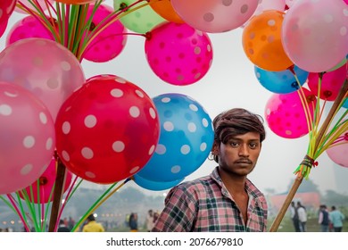 Delhi, India 11 Nov 2021, A Young Man Selling Balloons On A Bicycle In A Crowded Place