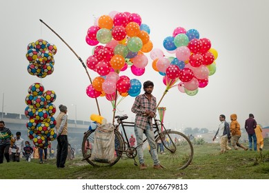 Delhi, India 11 Nov 2021, A Young Man Selling Balloons On A Bicycle In A Crowded Place