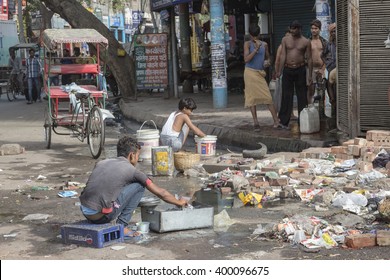 DELHI INDIA - JUN 11 : Worker Clean Plate At Chawri Bazar In Delhi Of Old Delhi On June, 11, 2015, India. Street Food In India Is Unsafe Because Of Use Unclean Ware