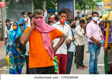 Delhi Uttar Pradesh Border, Delhi/India - Aug 8 2020: Migrants With Mask Carrying Luggage With Their Families Are Coming Back To City Search Of Work , Migrant From Bihar And Uttar Pradesh .