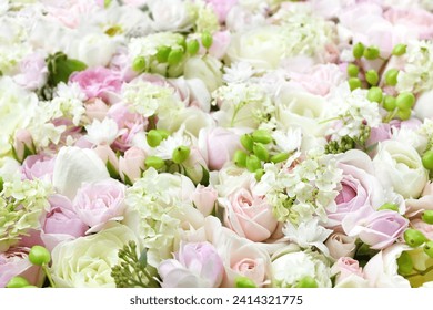 Delicadas rosas festivas florecientes