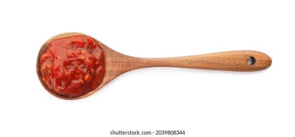 Deliciosa salsa de adjika en cuchara de madera aislada en blanco, vista superior