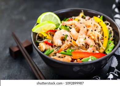 Délicieuses nouilles de verre de riz asiatique avec crevettes et légumes (wok)