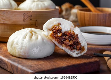 Köstliche Baozi, chinesische gedünstete Fleischbun ist bereit auf Servierplatte und Damamer essen